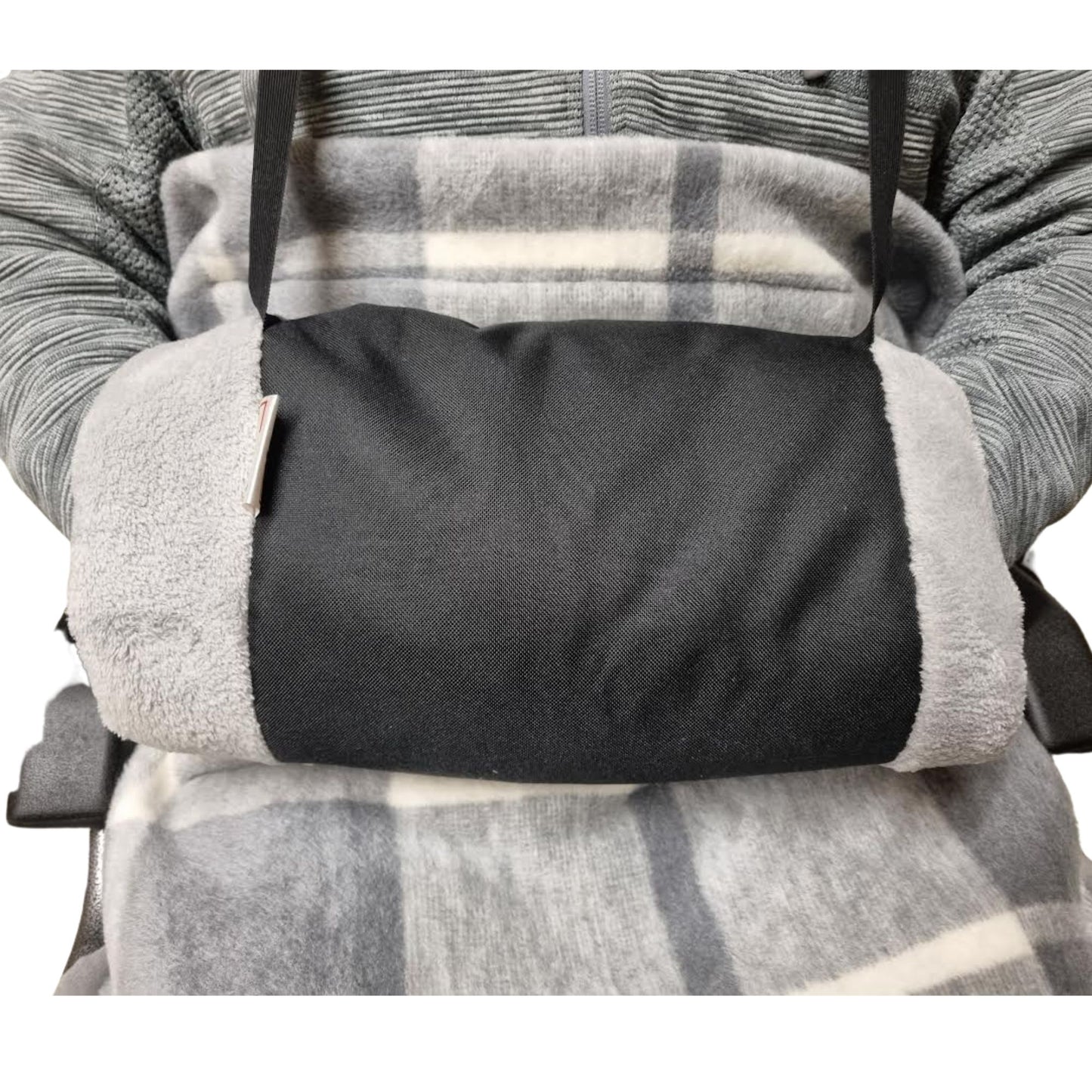 SENIORI Handmuff - Wärme und Komfort für ROLLSTUHLFAHRER mit Weichem Fleece und Breitem Halsriemen SR1 Schwarz + Polar